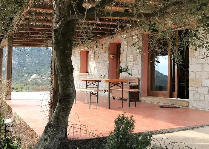 Stazzo Gallurese Con Vista Sul Golfo Di Olbia